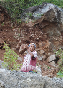 Ibu Tallo sedang menambang batu secara arif (dokumen tahun 2009)