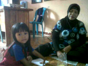 Daeng Bau bersama anaknya (Dokumen 2009)